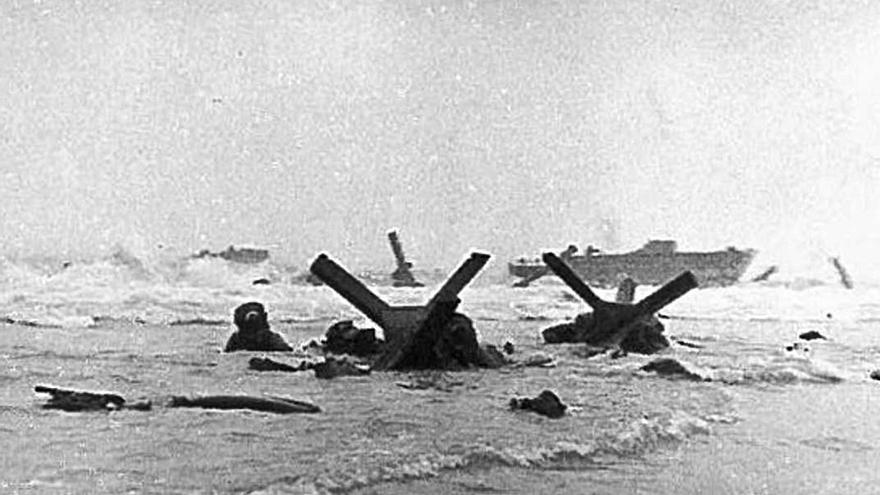 2 Una de les famoses «vuit fotos» de Capa dels moments més crítics del desembarcament de les tropes nord-americanes a la platja d’Omaha. |     