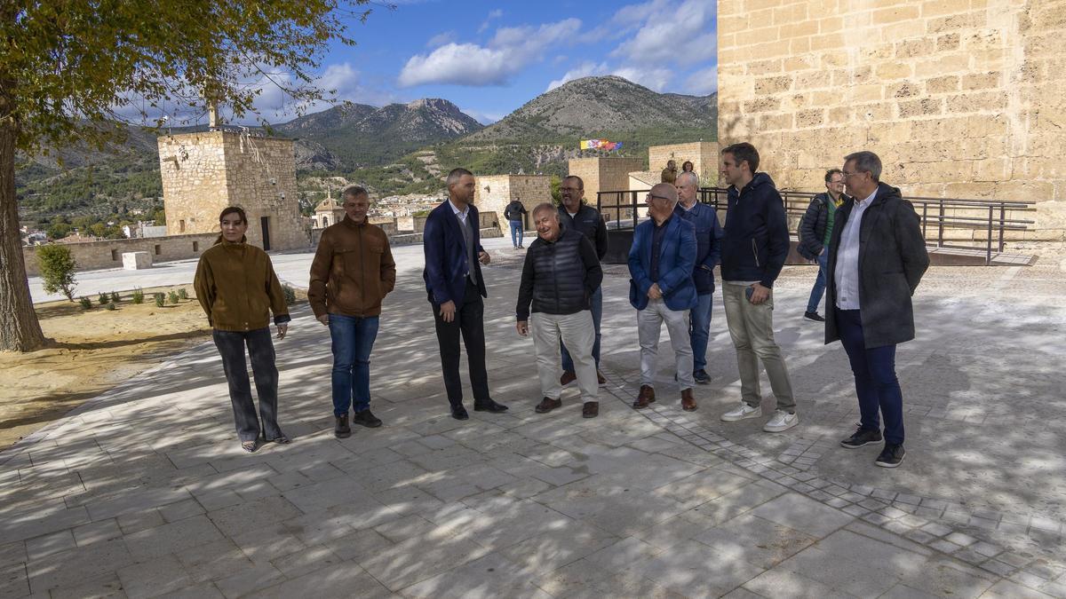 Culminan las obras de pavimentación y drenaje de la explanada del Castillo de Caravaca