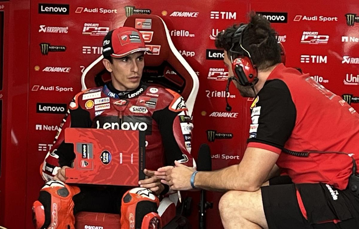 Marc Márquez (Ducati) conversa con su telemétrico, hoy, en Balatón Prk.