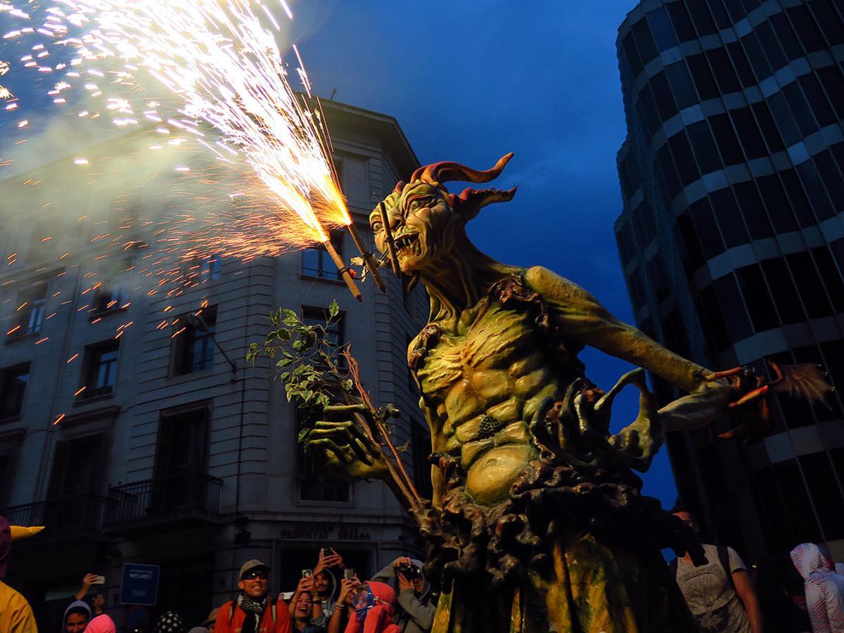 CORREFOC INFANTIL DE LA MERCE CON AMENAZA DE LLUVIA