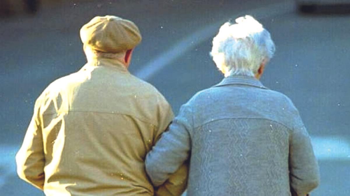 Una pareja de ancianos paseando