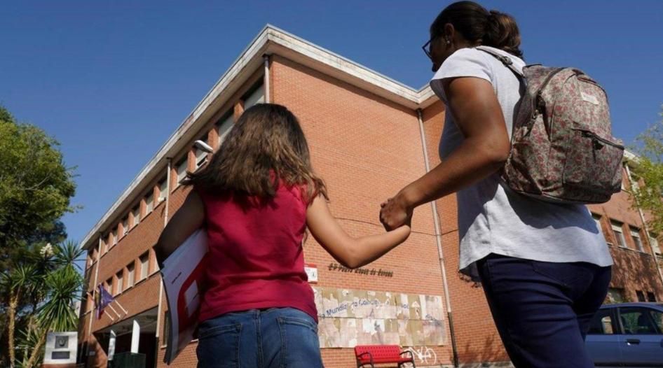 Una madre acompaña a su hija el primer día de colegio, el pasado septiembre.