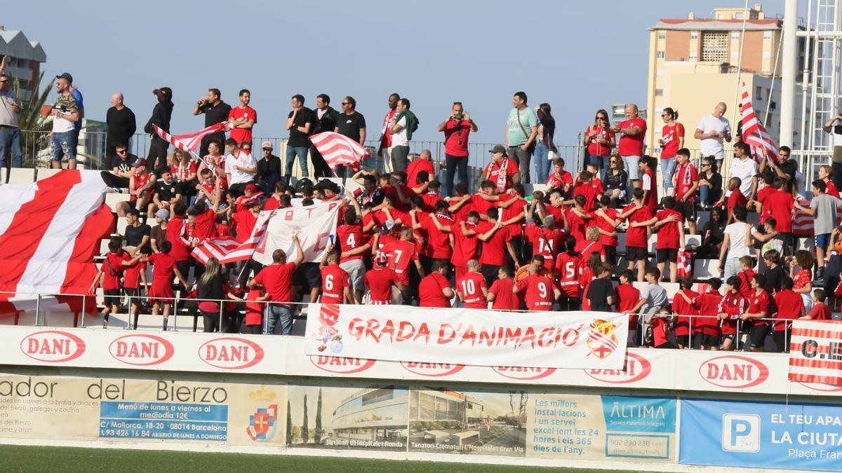 Aficionats del CE Manresa a la grada del camp de l&#039;Hospitalet