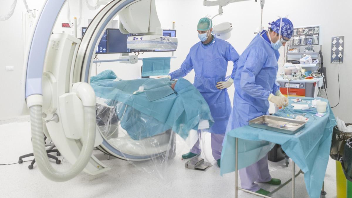 Una intervención quirúrgica en el hospital de Dénia