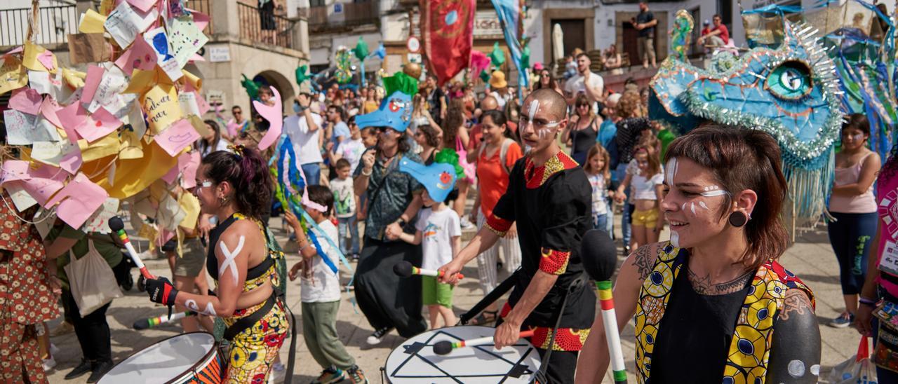 Un momento del pasacalles que puso el broche de oro del festival internacional ayer por la tarde.