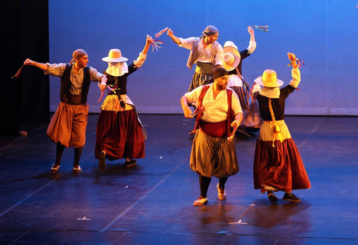 GALERIA | L’Esbart Dansaire Santvicentí estrena espectacle al Conservatori de Manresa GALERIA | L’Esbart Dansaire Santvicentí estrena espectacle al Conservatori de Manresa