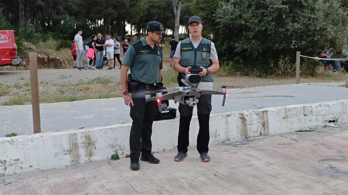 Agentes de la Guardia Civil con el dron con sensores de infrarrojos.