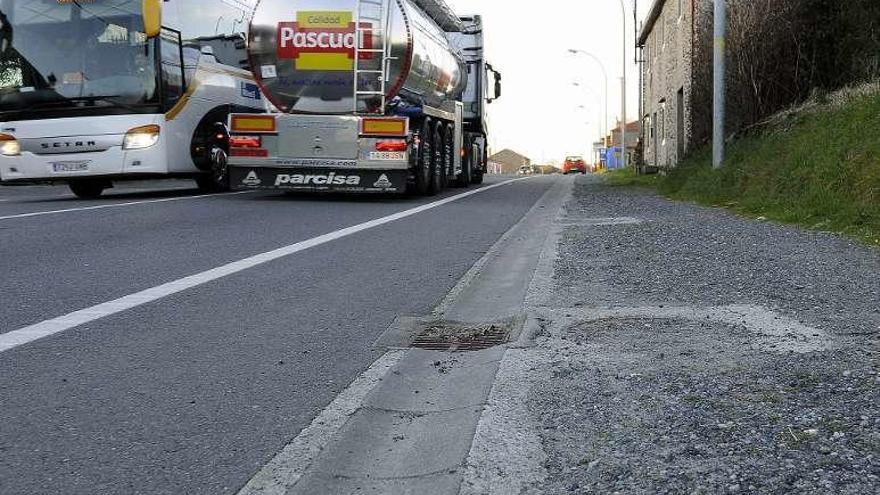 Tramo de la N-525 en el lugar de A Laxe, en Bendoiro. // Bernabé/Javier Lalín