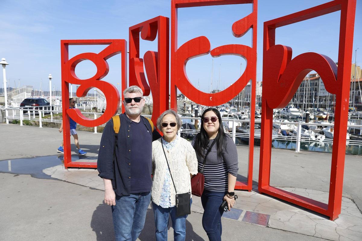 Gijón recibe a los primeros cruceristas de la temporada (en imágenes)