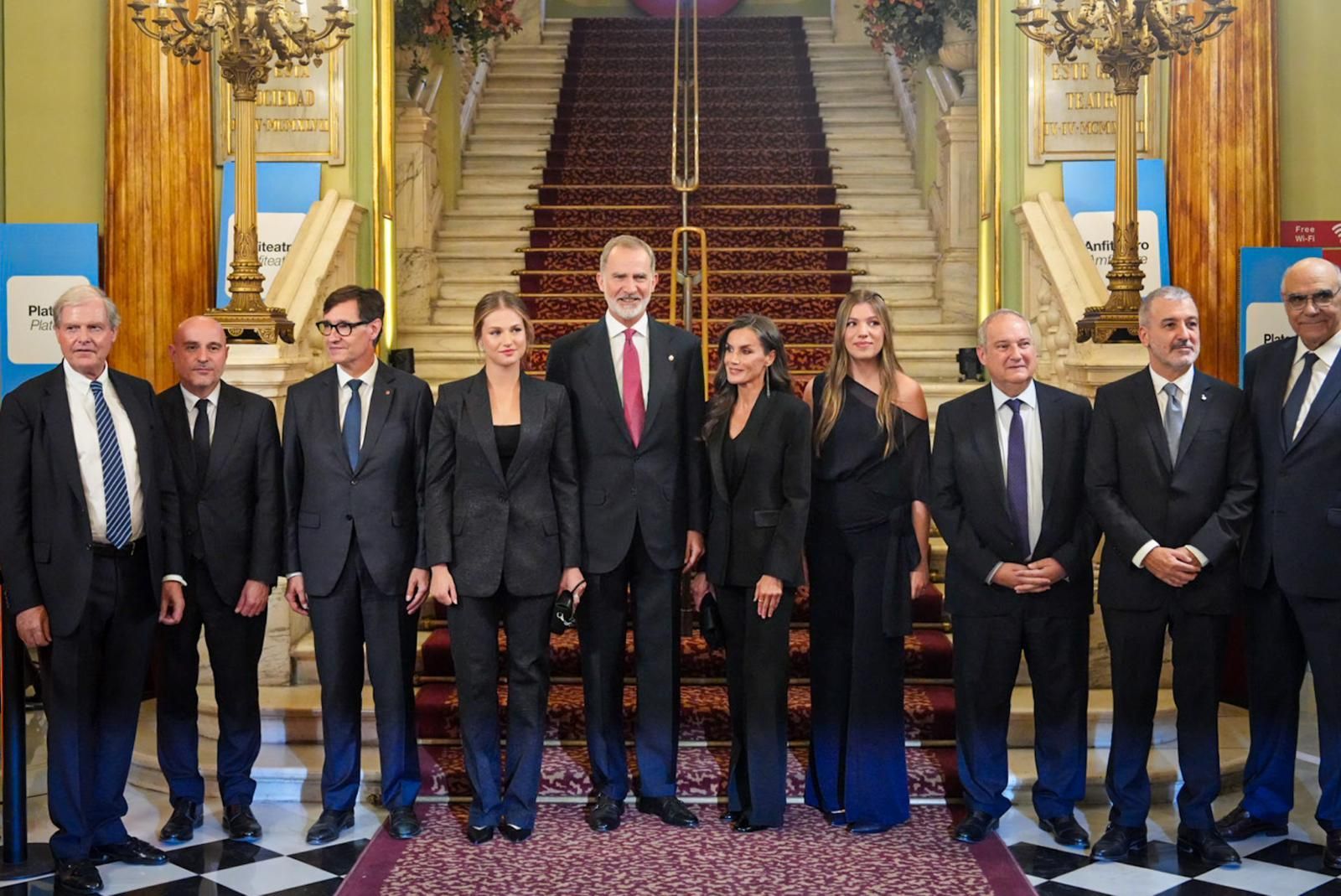 La Familia Real, junto a Francisco Belil (Presidente de la Fundació Princesa de Girona), Salvador Illa (Presidente de la Generalitat de Catalunya), Carles Prieto (Delegado del Gobierno en Catalunya), Jordi Hereu (Ministro de Industria y Turismo), Jaume Collboni (Alcalde de Barcelona) y Salvador Alemany (Presidente del Patronato de la Fundació del Gran Teatre del Liceu) en la Ceremonia de Entrega de los Premios Princesa de Girona 2025 este miércoles.