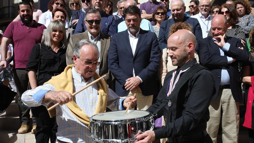 Alicante da inicio a la Semana Santa con la Tamborrada en la plaza de Santa María