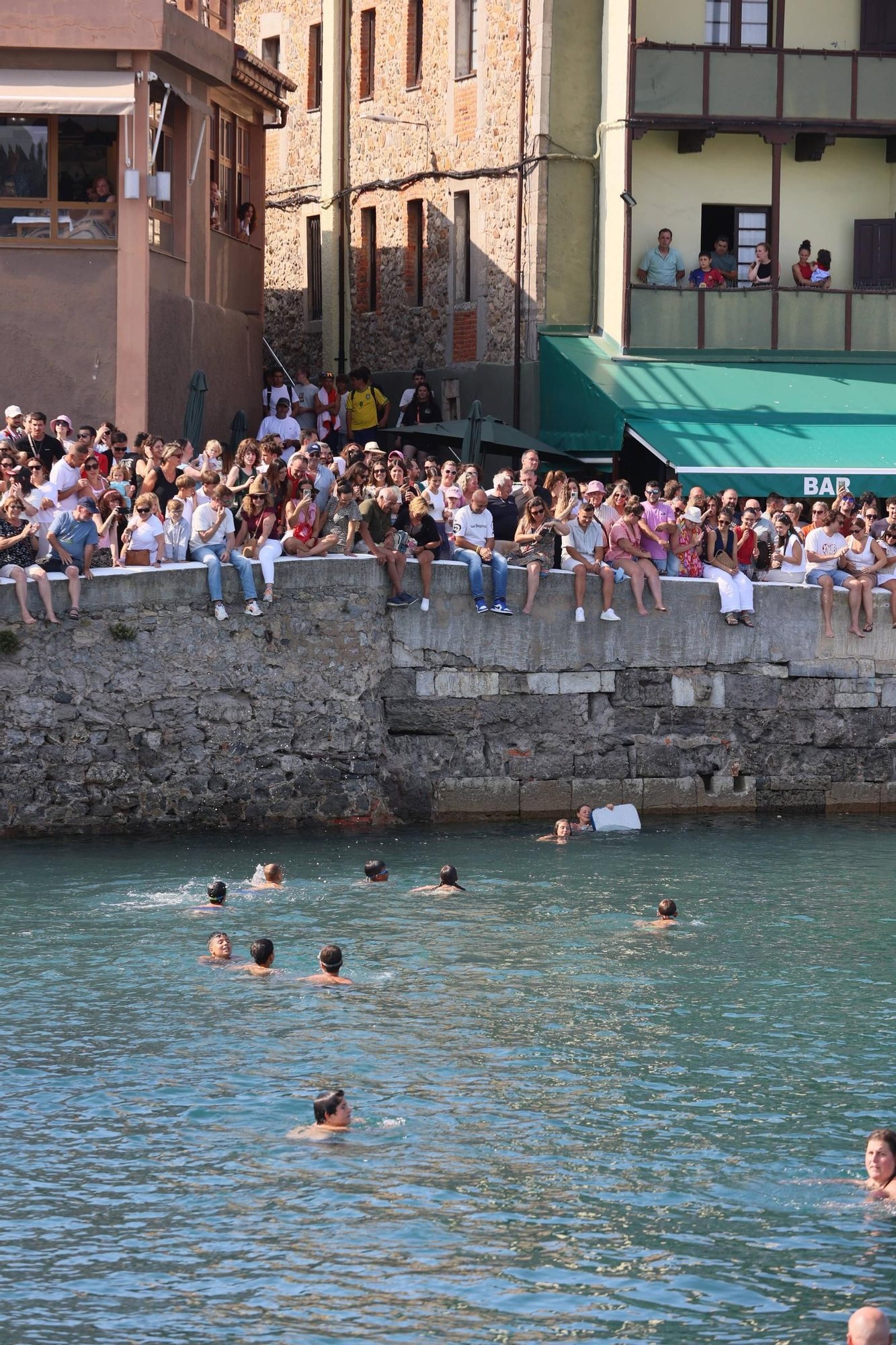 EN IMÁGENES: La multitudinaria cita de la cucaña en el Carmen de Luanco