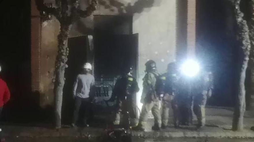 Bomberos apagan el incendio en un transformador eléctrico en La Fama