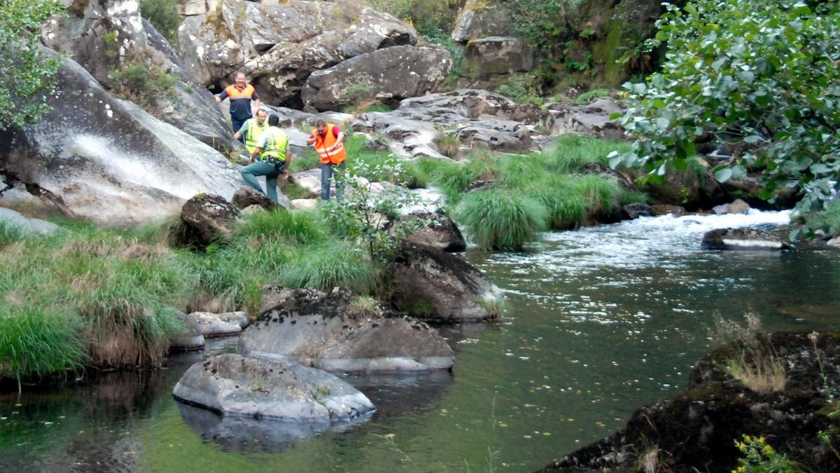 Operativo de rescate en las pozas del río Oitavén en 2009.