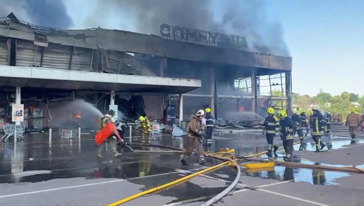 Un misil ruso impacta en un concurrido centro comercial de Ucrania