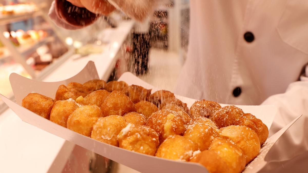 Buñuelos de viento de la pastelería La Mallorquina de Madrid, un postre que se fríe en aceite de oliva.