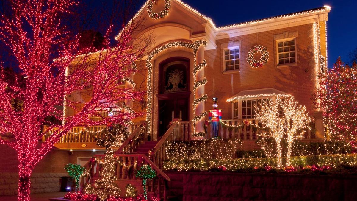 Casa con árboles rosas de Navidad en Brooklyn, Nueva York