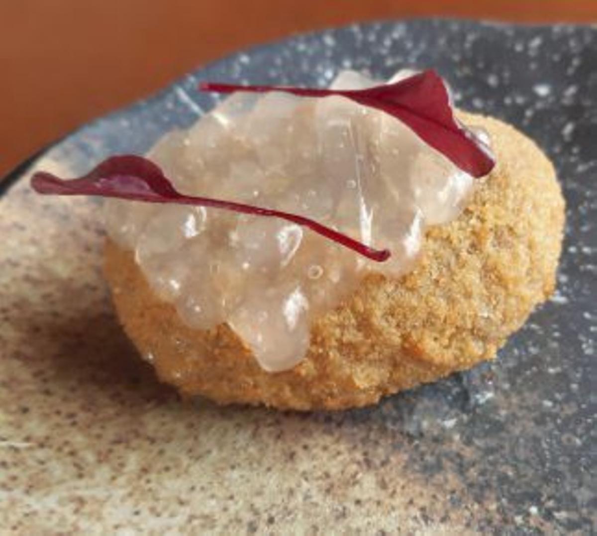 Blutwurst-Kroketten mit Ingwer-Bier-Gel.