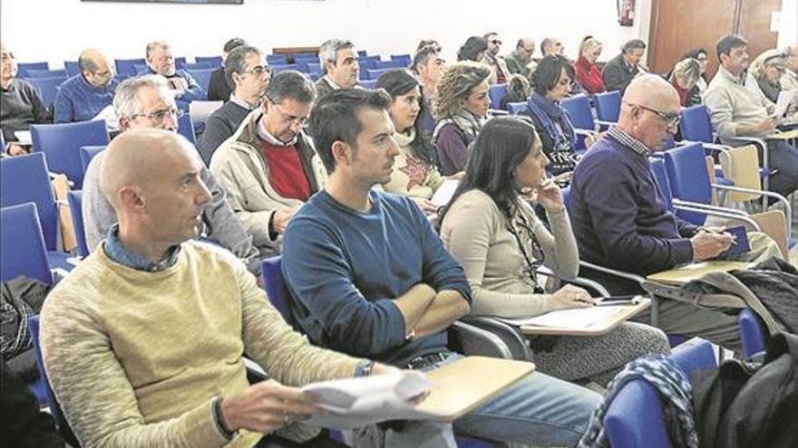 Los docentes piden que los centros recuperen el 40% de su dotación ‘recortada’