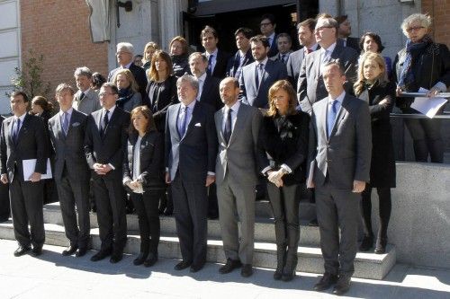 Sáenz de Santamaría preside el minuto de silencio en Moncloa junto al embajador alemán