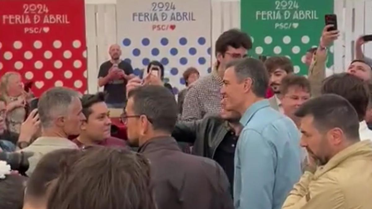 Sánchez irrumpe por sorpresa en la Feria de Abril