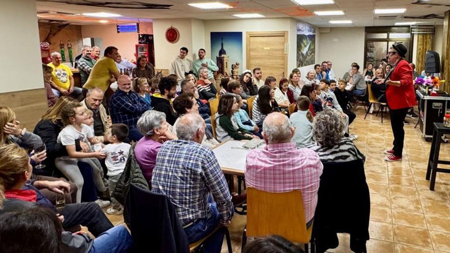 Actuación del mago aragonés Carlos Sicilia en Tosos. | SERVICIO ESPECIAL