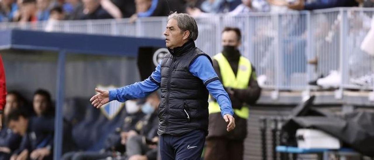 El preparador vitoriano, en el área técnica de La Rosaleda