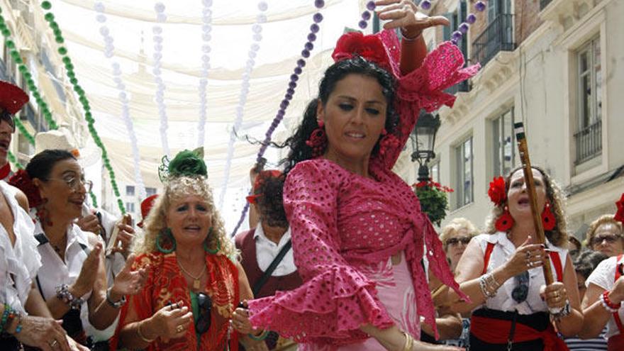 Una joven baila animada en pleno Centro Histórico.