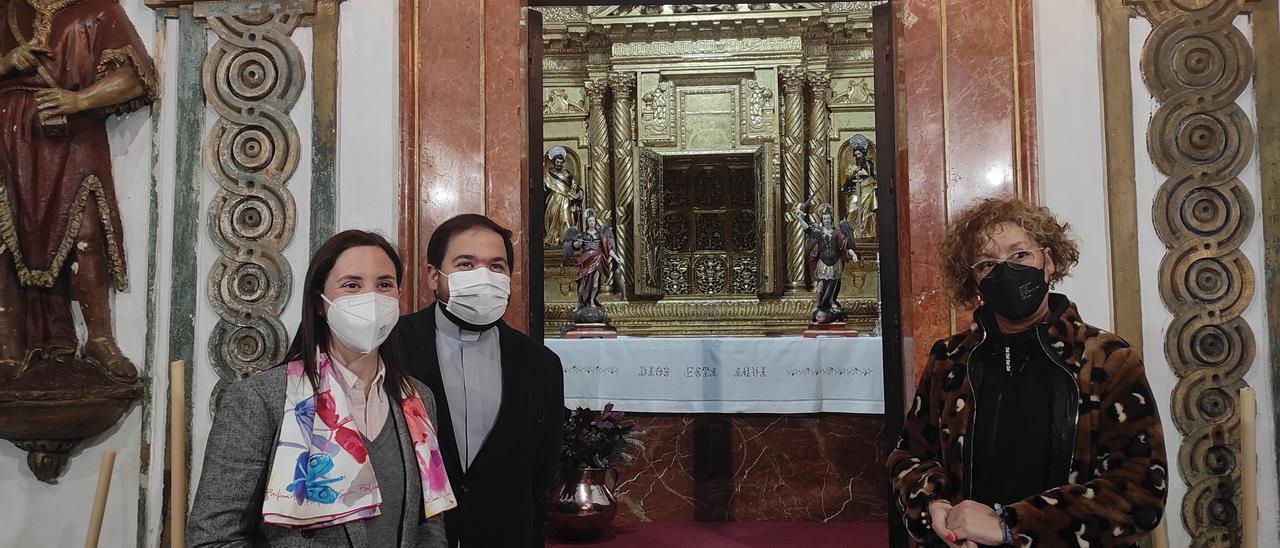 Cristina Casanueva, Pablo Lora y Ana Infante, ante el Sancta Sanctorum recién restaurado.