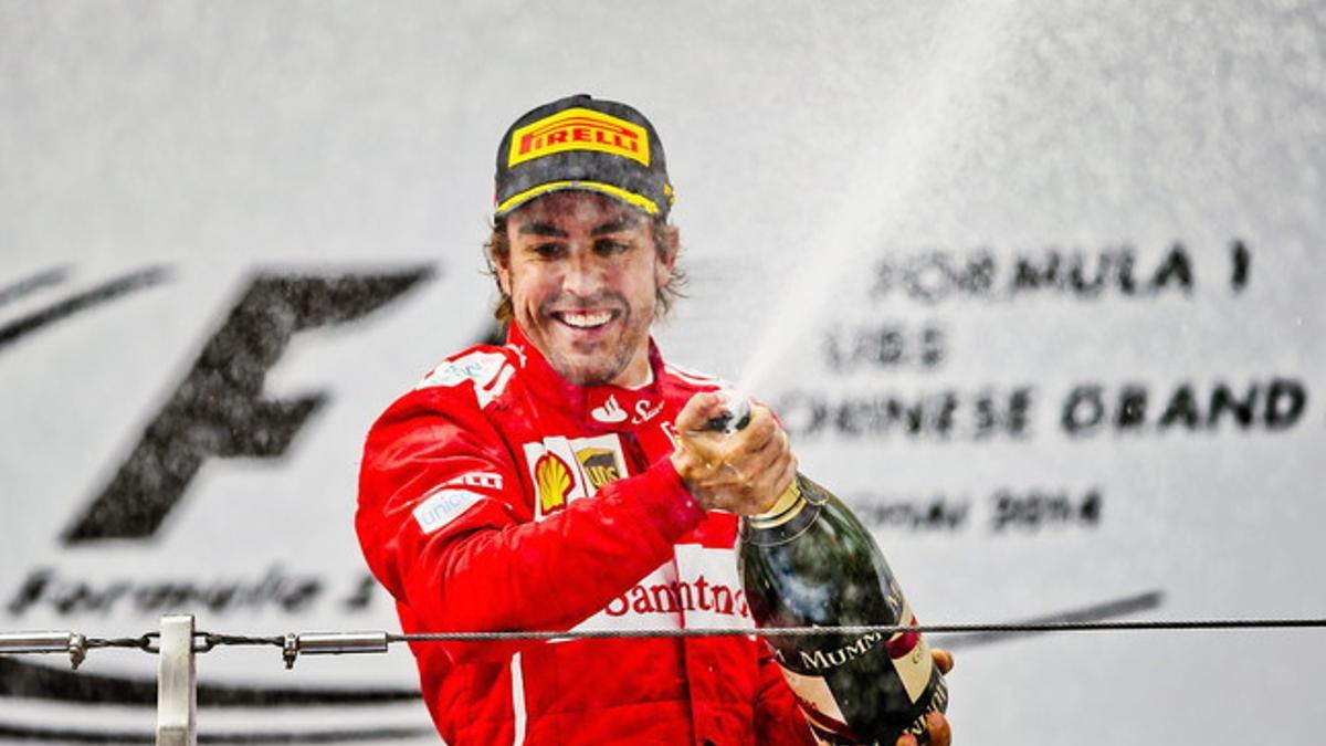 Fernando Alonso celebra su vuelta al podio en el Gran Premio de China.