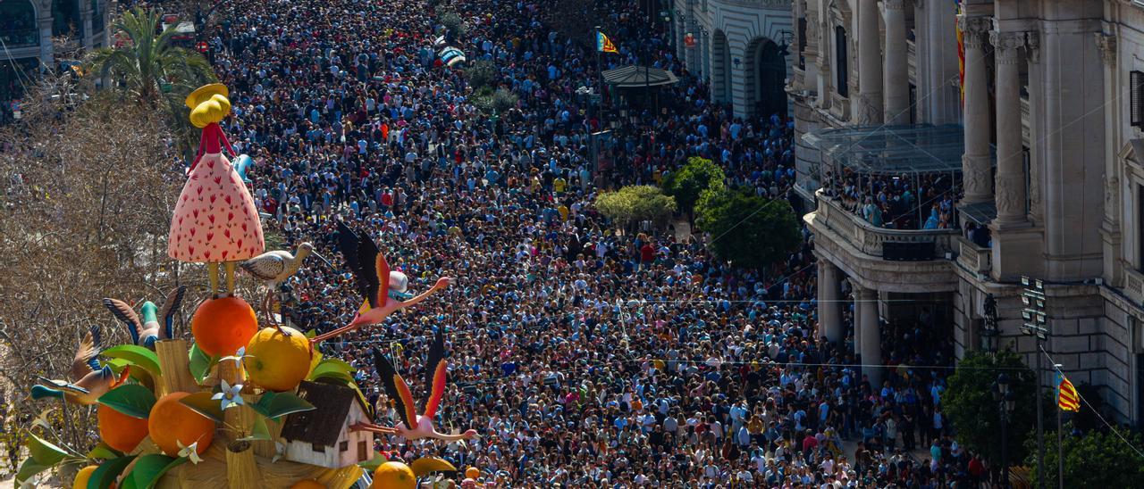 Aspecte de la plaça de l'Ajuntament de València, dissabte, després de la mascletà.