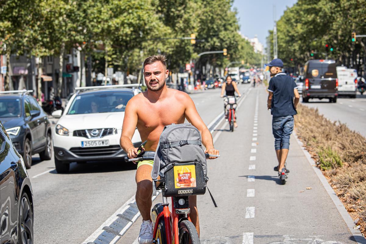 En bici urbana con calor extremo en Barcelona