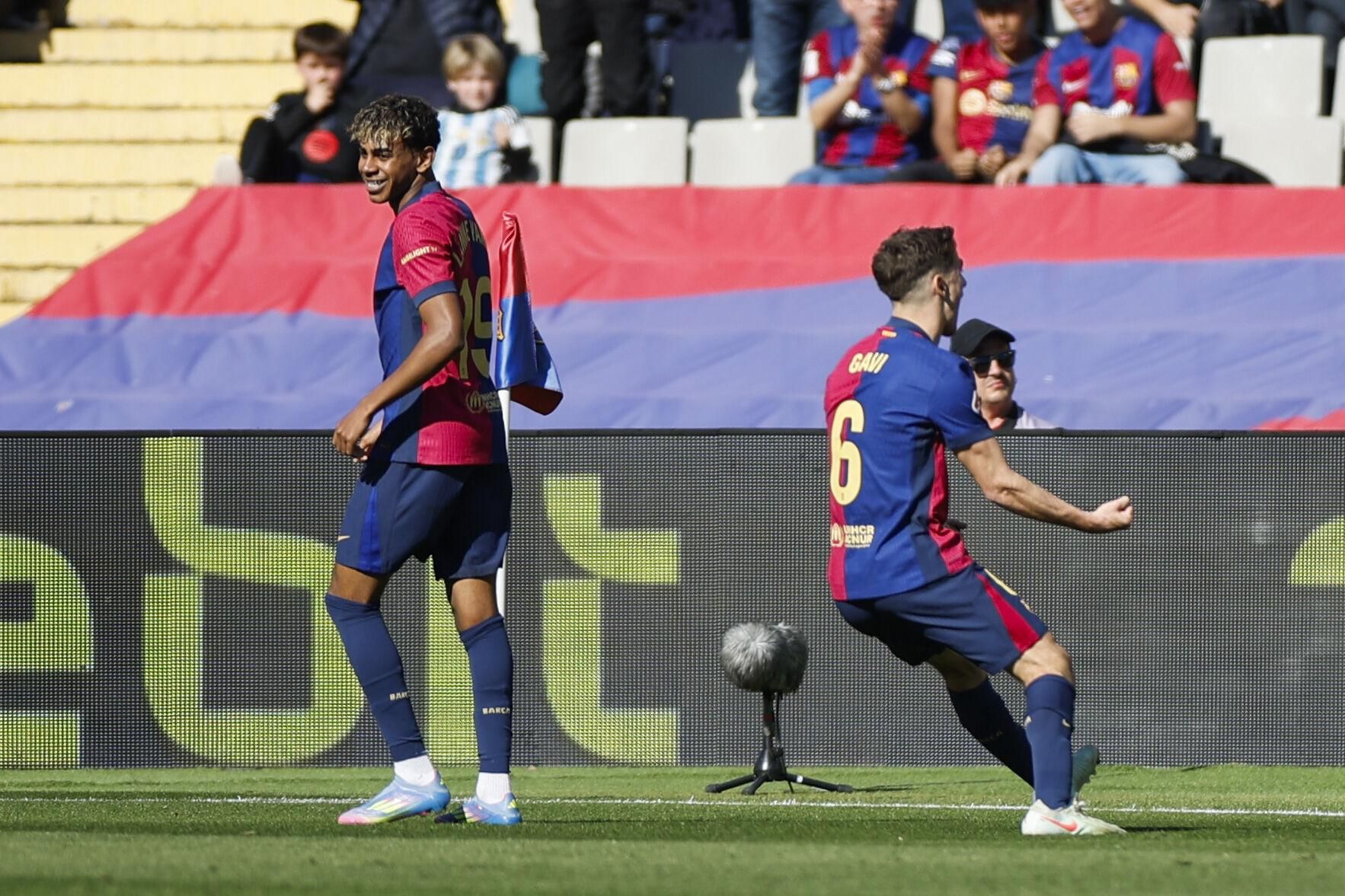 BARCELONA, 30/03/2025.- El delantero del Barcelona Lamine Yamal y el centrocampista Pablo Páez Gaviria celebran el gol de su equipo durante el partido de la jornada 29 de LaLiga que FC Barcelona y Girona disputan este domingo en el estadio Lluis Companys de Barcelona. EFE/ Alberto Estévez