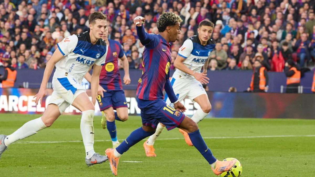Lamine Yamal en el momento de marcar su primer gol en el Camp Nou