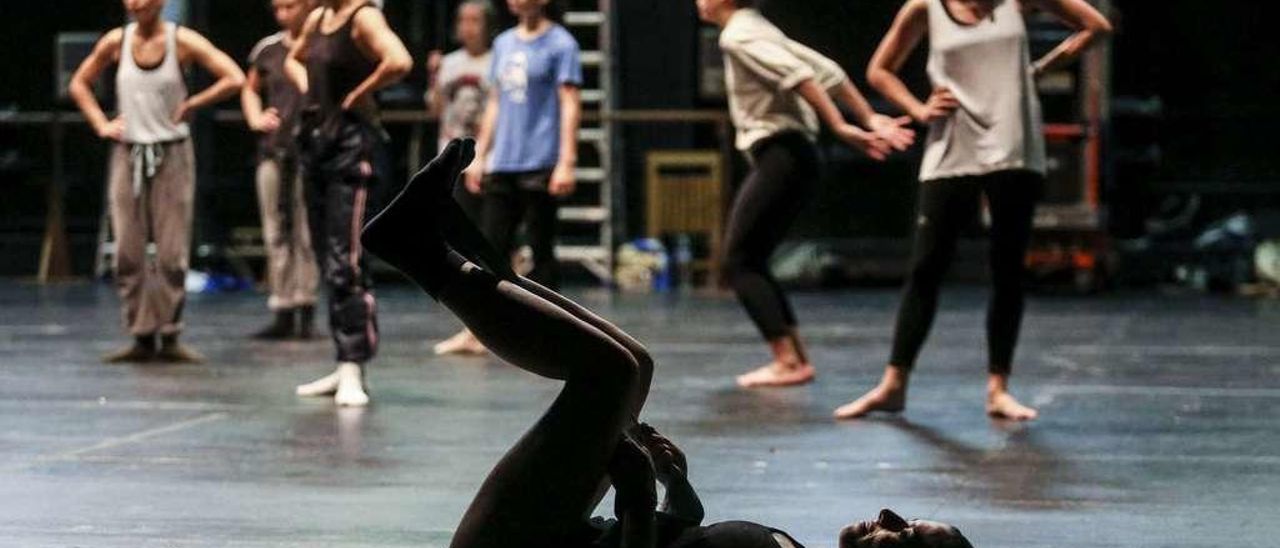 Parte de los bailarines de las &quot;Estancias coreográficas&quot;, durante un ensayo.