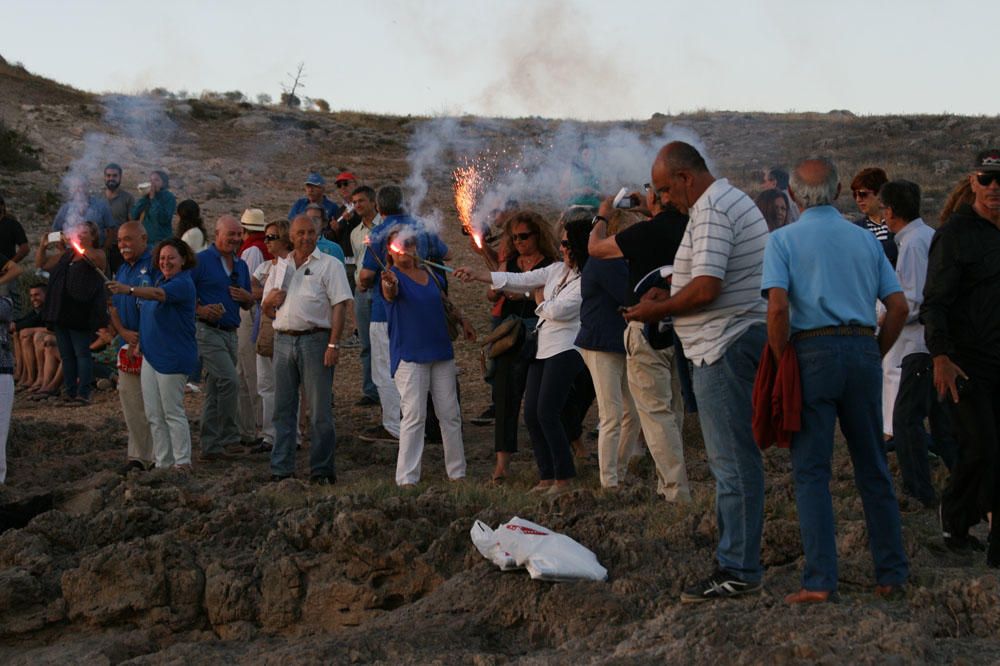 La Asociación de Amigos de la Barca de Jábega celebró el pasado lunes el solsticio de verano en la playa de La Araña con paseos en barca de jábega, sones de caracolas y lectura de poemas y relatos