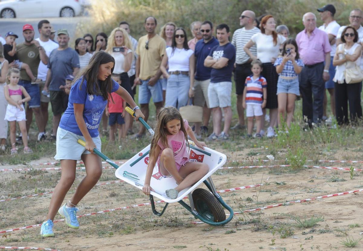 Participantes y público en el Rali de Carretillas de las fiestas de Cruces.