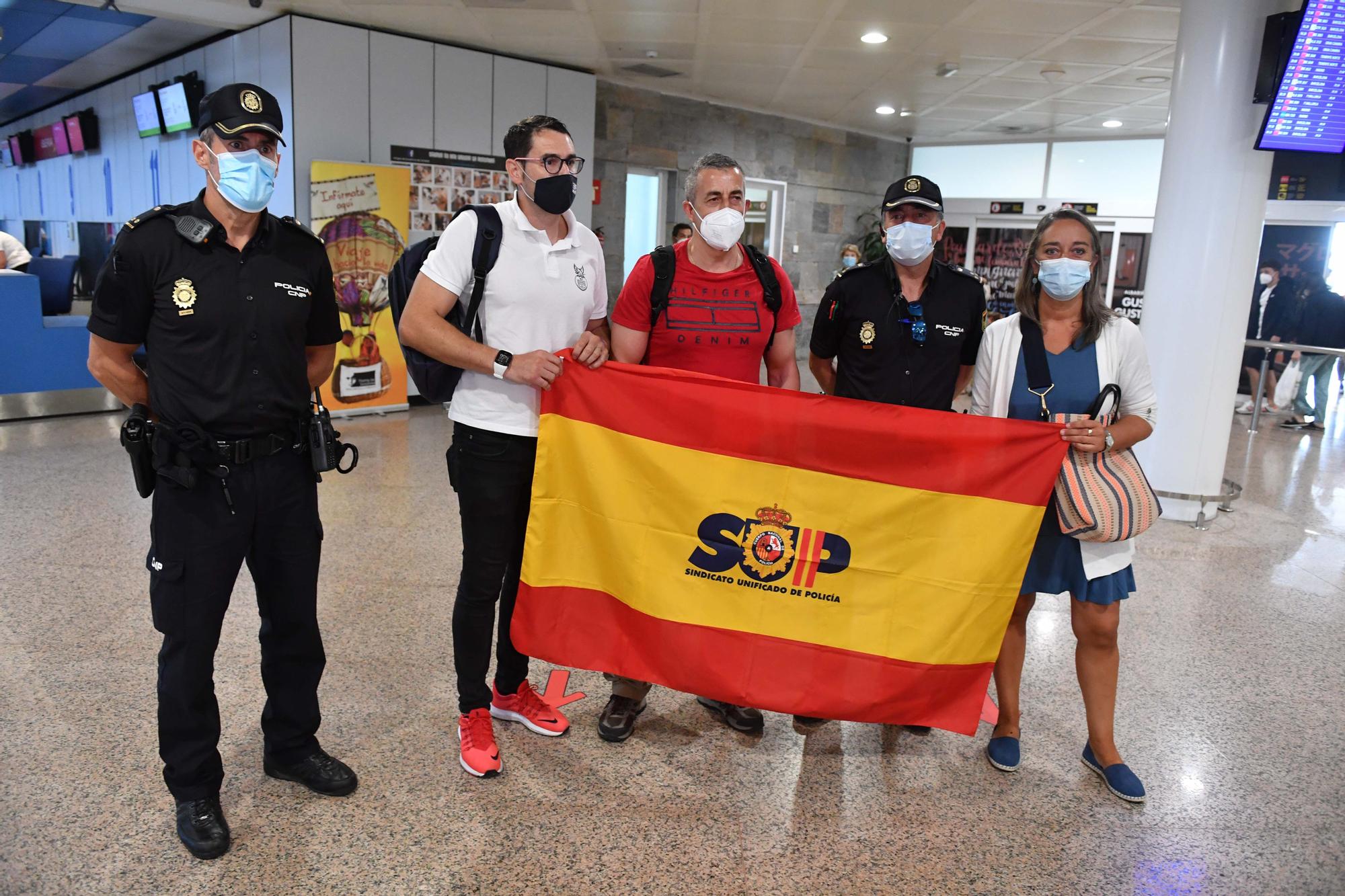 Caluroso recibimiento en el aeropuerto de Alvedro a Víctor Bellón, el policía gallego destinado en Kabul