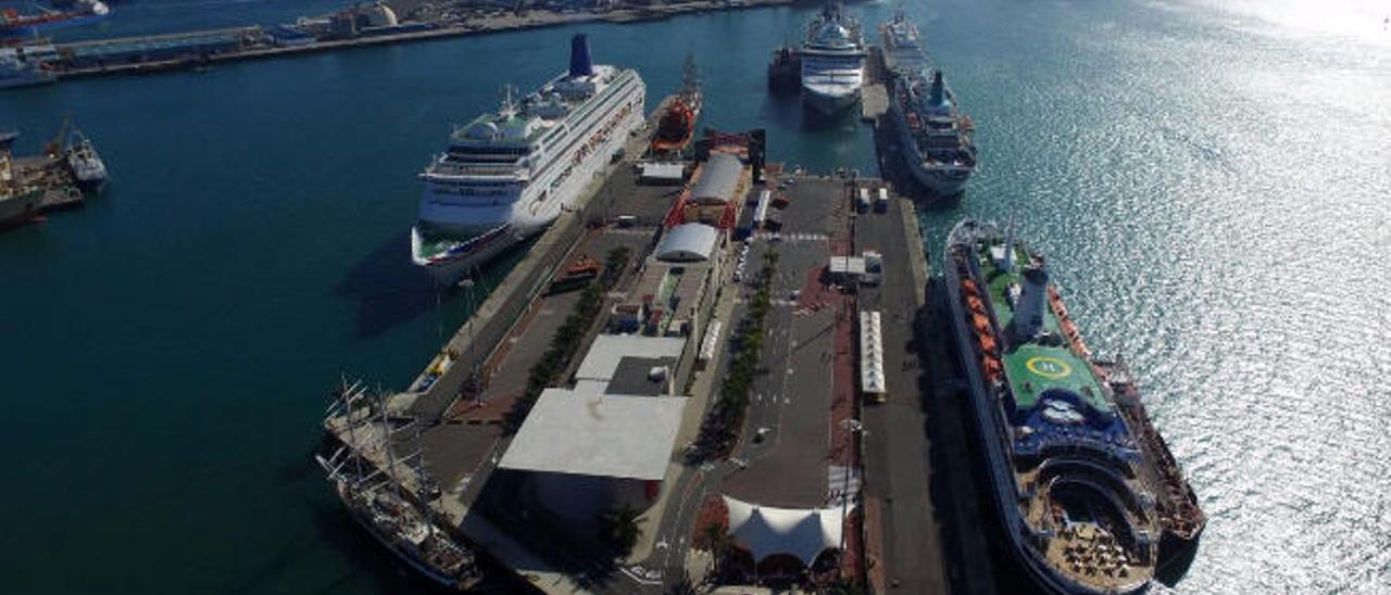 El muelle de Santa Catalina después del último alargue realizado en ambos brazos del dique a finales de 2015.