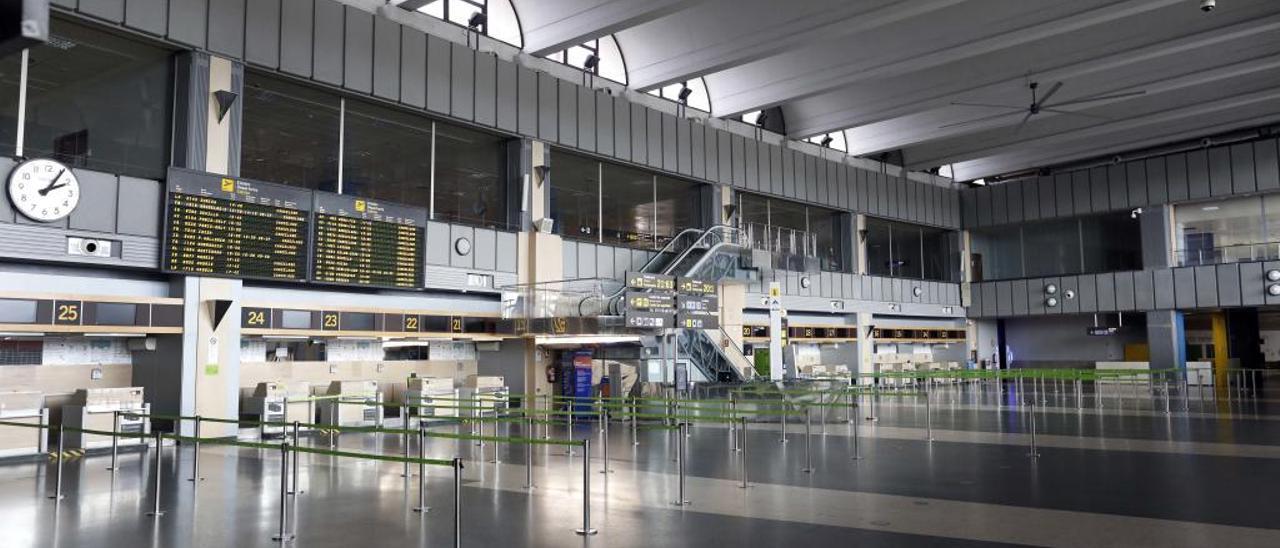 El aeropuerto de Manises, ayer, completamente vacío.