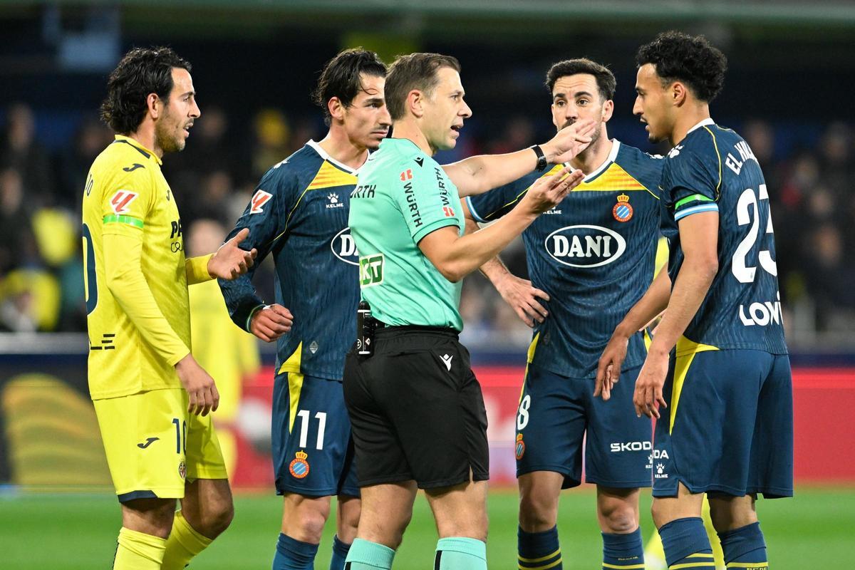 Los jugadores reclaman al árbitro por el penalti anulado