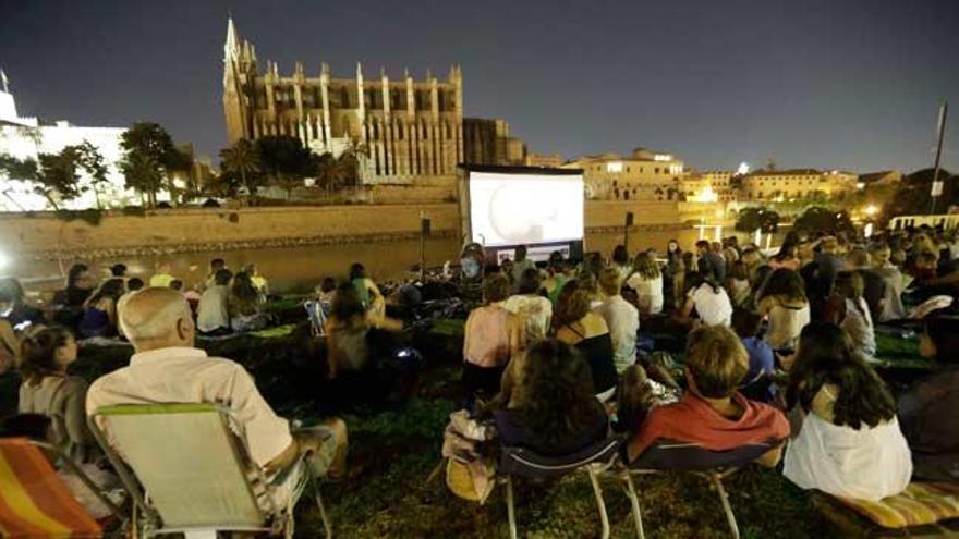 Un año más, el Parc de la Mar se convertira en una sala de cine al aire libre.