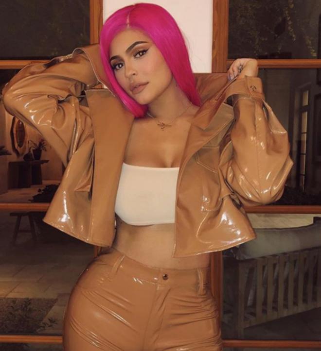 Kylie Jenner con la peluca rosa fucsia