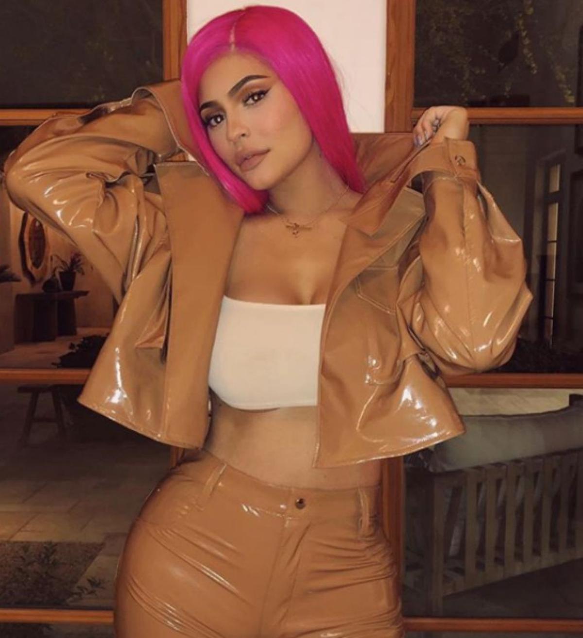 Kylie con la peluca fucsia, de nuevo