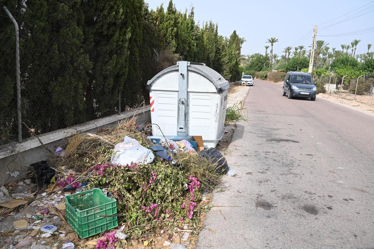 Restos fuera de los contenedores en una imagen de esta semana en un camino del Campo de Elche