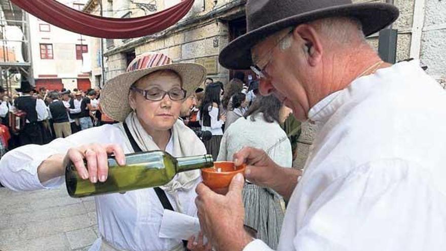 Los vecinos con vestimentas del siglo XIX celebran la victoria sobre la Iglesia con un recorrido por las bodegas.  // Jesús Regal