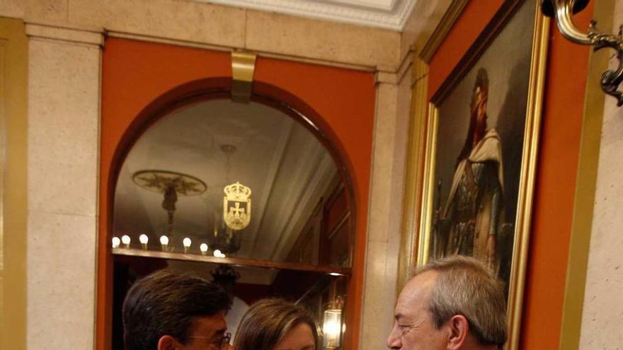 Rivi (izquierda), Taboada y Wenceslao López, ayer, antes del Pleno.