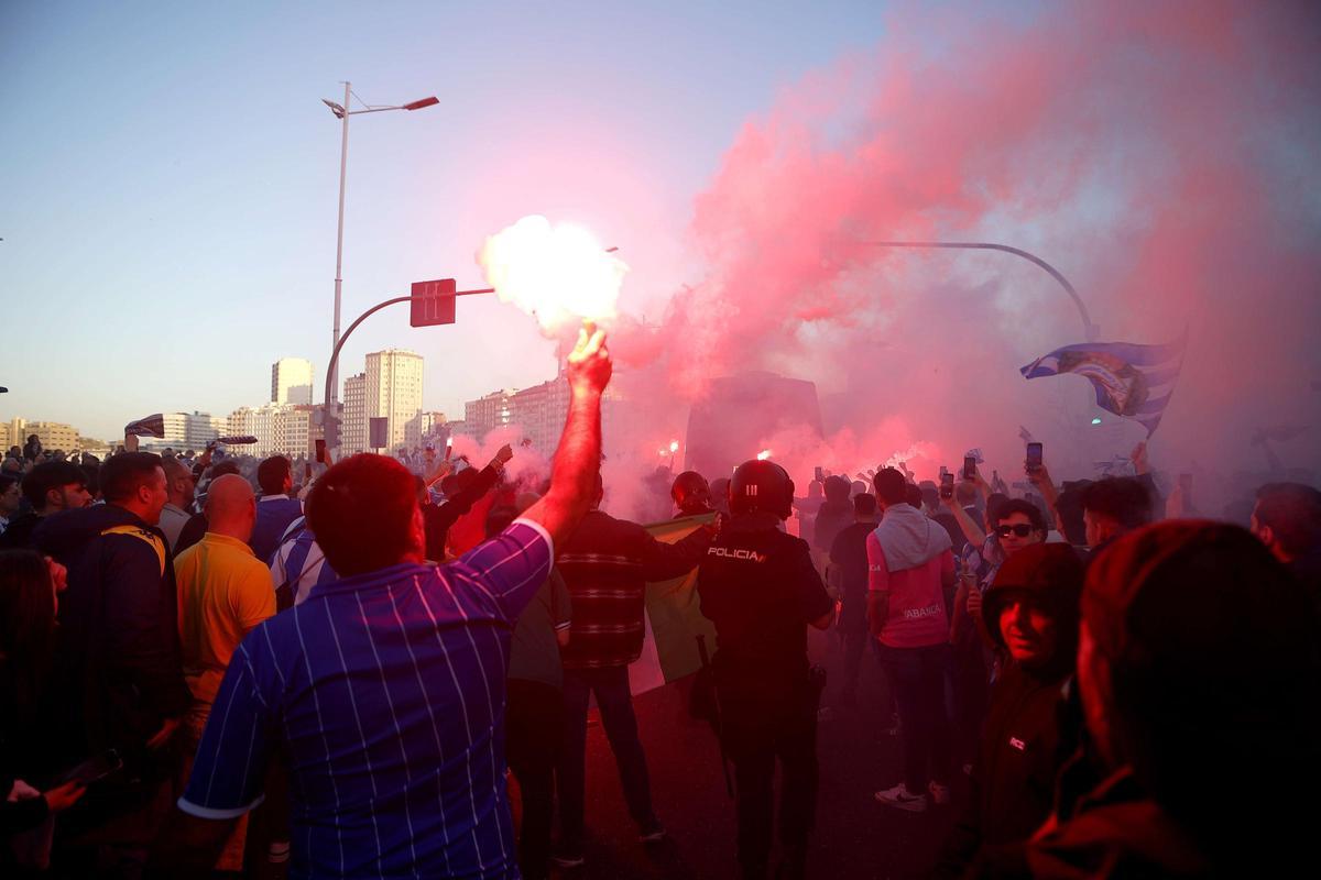 Así fue el recibimiento de la afición a la llegada del Deportivo en Riazor para el partido ante el Zaragoza