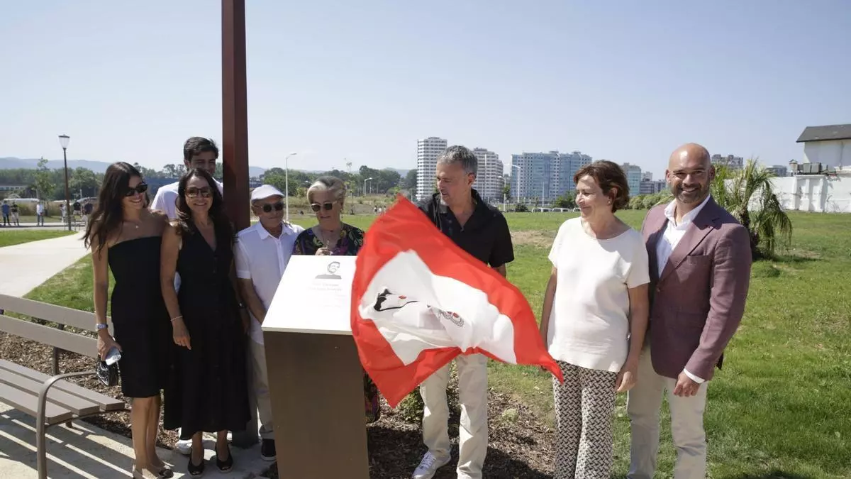 Locura en Gijón con Luis Enrique en la inauguración de la playa verde: "Mi nombre aparece en los postes, pero yo veo el de mis padres; con humildad y trabajo, ellos me enseñaron el camino"