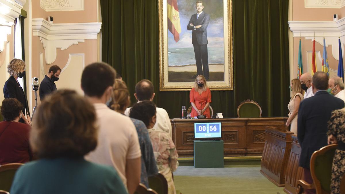 Minuto de silencio por las víctimas con el que ha comenzado el pleno de este jueves.